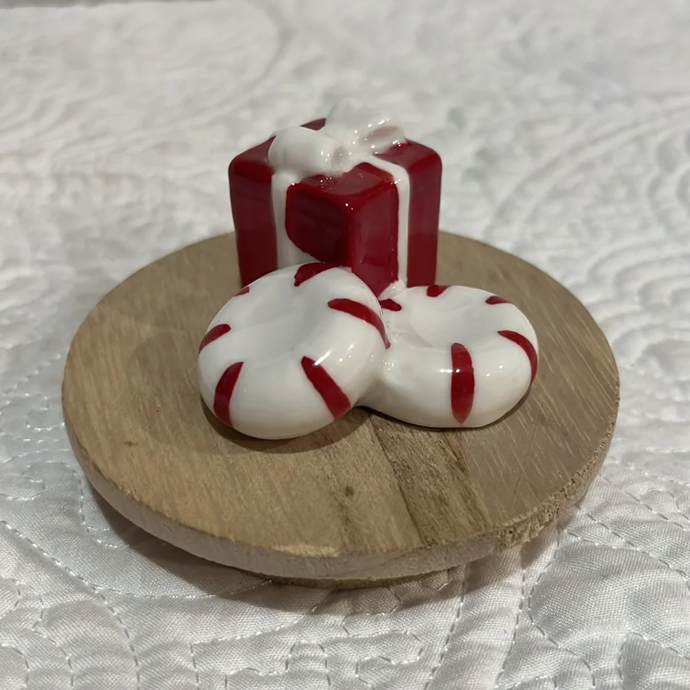 Holiday Peppermint & Vanilla candle with‎ topper lid, new